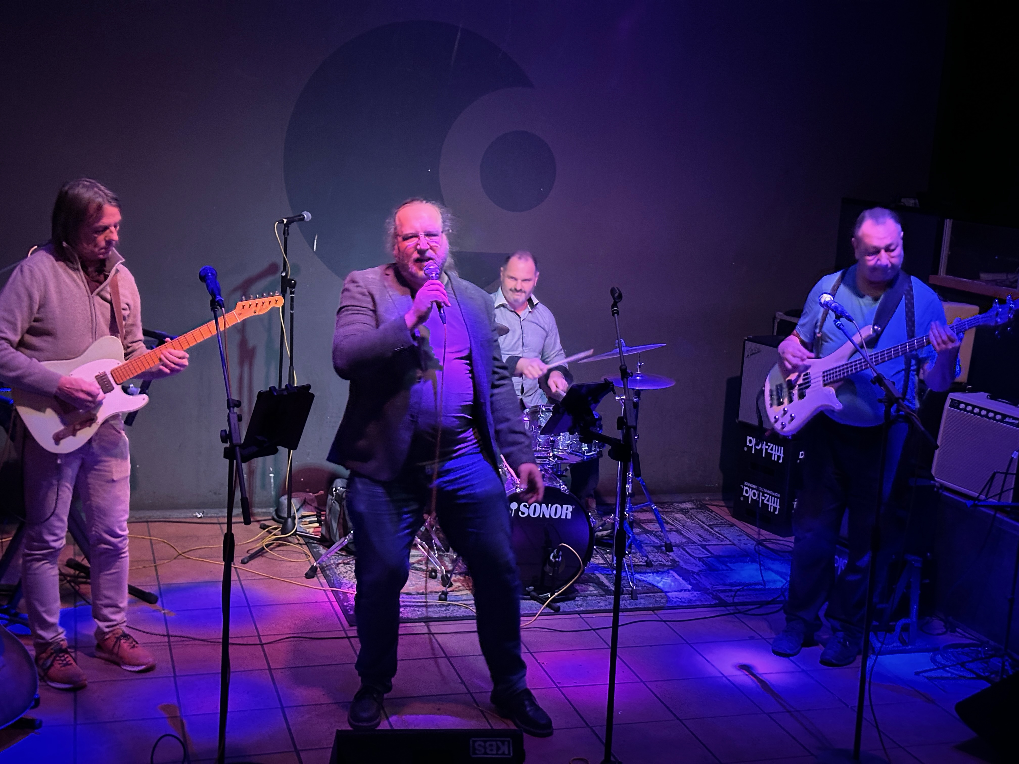 Suspekte Elemente als Band auf der Bühne